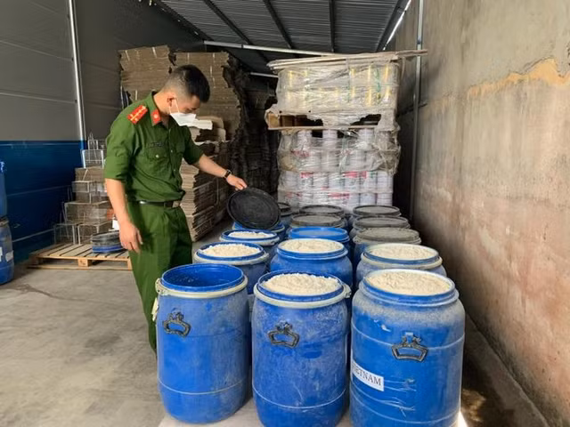 Khoi to Cong ty Sua Ha Lan vu an san xuat, buon ban hang gia la thuc pham