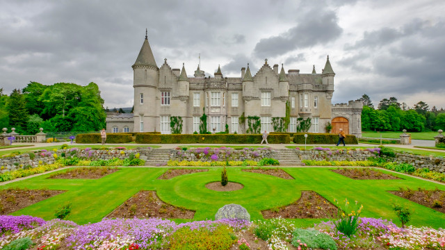 Khám phá tòa lâu đài cổ kính ở Scotland của Hoàng gia Anh Kham pha toa lau dai co kinh o Scotland cua Hoang gia Anh