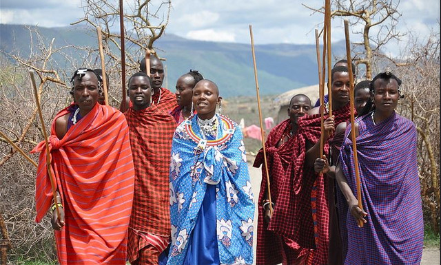 Vì sao bộ tộc người Maasai lấy phân trâu bò để xây nhà? - Hình 4 Vi sao bo toc nguoi Maasai lay phan trau bo de xay nha?-Hinh-4