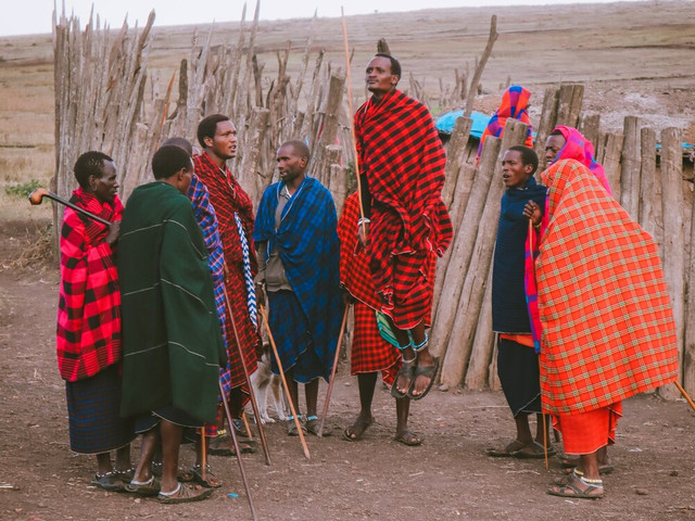 Vì sao bộ tộc người Maasai lấy phân trâu bò để xây nhà? - Hình 7 Vi sao bo toc nguoi Maasai lay phan trau bo de xay nha?-Hinh-7