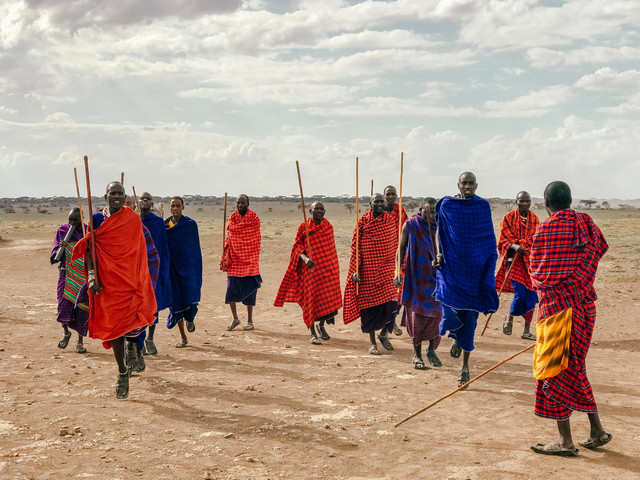 Vì sao bộ tộc người Maasai lấy phân trâu bò để xây nhà? - Hình 6 Vi sao bo toc nguoi Maasai lay phan trau bo de xay nha?-Hinh-6