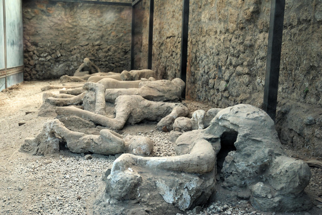 Nhìn lại thảm cảnh người dân Pompeii bị vùi lấp gần 2.000 năm trước - Hình 10 Nhin lai tham canh nguoi dan Pompeii bi vui lap gan 2.000 nam truoc-Hinh-10