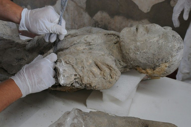 Nhìn lại thảm cảnh người dân Pompeii bị vùi lấp gần 2.000 năm trước - Hình 8 Nhin lai tham canh nguoi dan Pompeii bi vui lap gan 2.000 nam truoc-Hinh-8