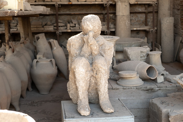 Nhìn lại thảm cảnh người dân Pompeii bị vùi lấp gần 2.000 năm trước - Hình 9 Nhin lai tham canh nguoi dan Pompeii bi vui lap gan 2.000 nam truoc-Hinh-9
