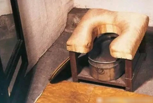 Vì sao Tử Cấm Thành rộng mênh mông nhưng không có nhà vệ sinh? - Hình 7 Vi sao Tu Cam Thanh rong menh mong nhung khong co nha ve sinh?-Hinh-7