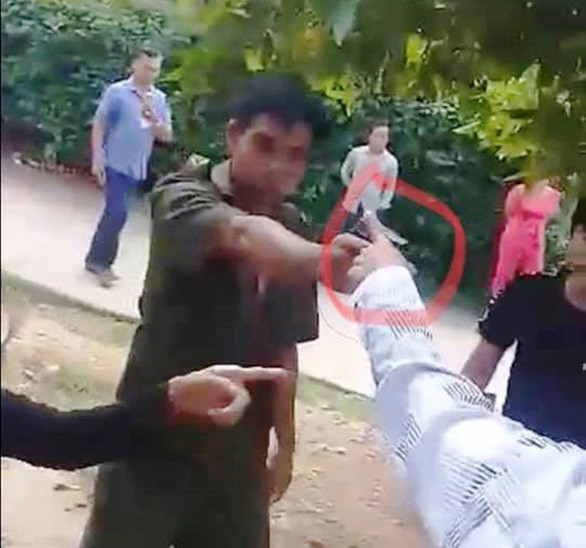 Giám đốc Công an tỉnh chỉ đạo điều tra xử lý nghiêm phó công an xã chĩa súng vào người dân Giam doc Cong an tinh chi dao dieu tra xu ly nghiem pho cong an xa chia sung vao nguoi dan