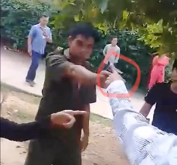 Giam doc Cong an tinh chi dao dieu tra xu ly nghiem pho cong an xa chia sung vao nguoi dan