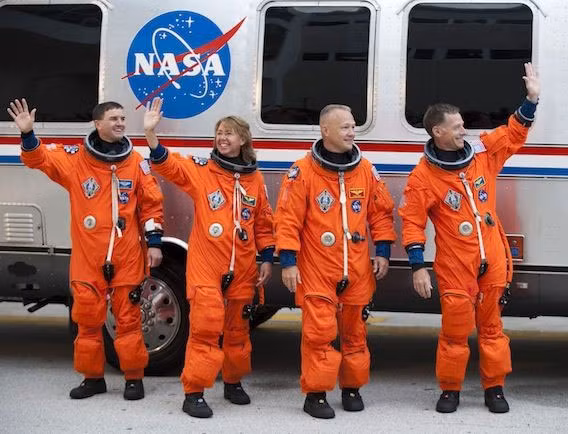 Ly giai nguyen nhan phi hanh gia khoi hanh mac do trang, ve mac do cam-Hinh-6