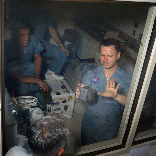 Phi hanh gia phai cach ly 21 ngay khi ve Trai dat de lam gi?-Hinh-8