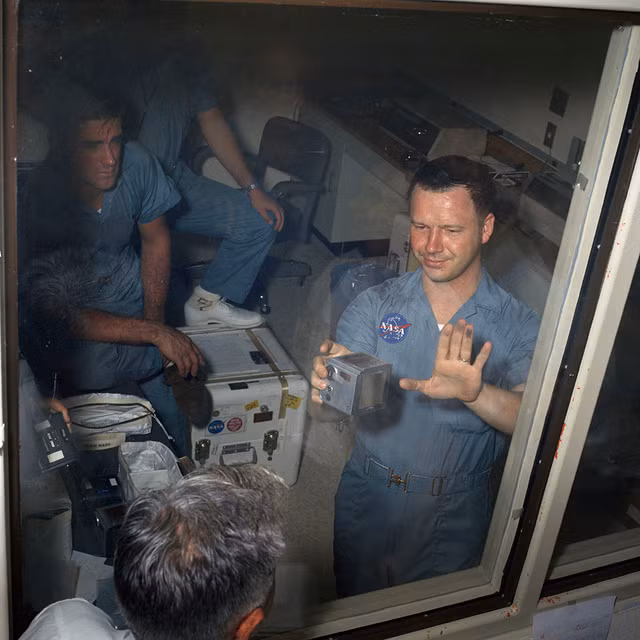 Phi hanh gia phai cach ly 21 ngay khi ve Trai dat de lam gi?-Hinh-8