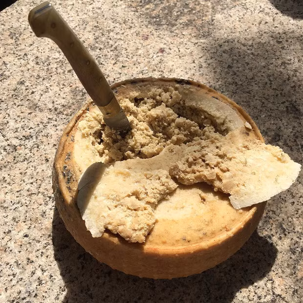 Kinh di mon pho mai luc nhuc gioi la dac san o Y-Hinh-7