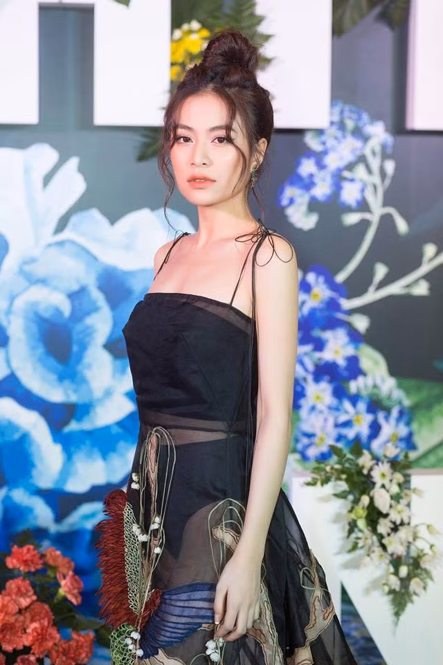 Nhin lai nhung trang phuc xuyen thau ho bao khien sao Viet gap su co-Hinh-4