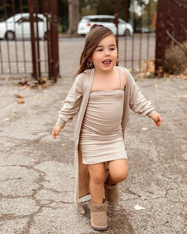 Mẹ chi tiền tỷ cho con gái 3 tuổi sở hữu tủ đồ hơn 400 bộ của các nhãn hiệu danh tiếng - Hình 10 Me chi tien ty cho con gai 3 tuoi so huu tu do hon 400 bo cua cac nhan hieu danh tieng-Hinh-10