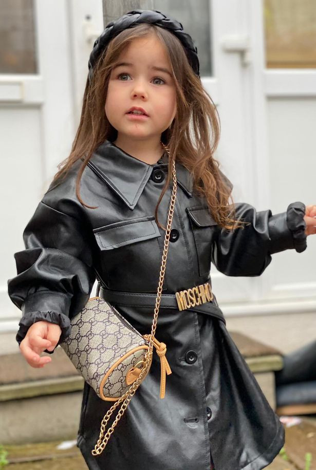 Mẹ chi tiền tỷ cho con gái 3 tuổi sở hữu tủ đồ hơn 400 bộ của các nhãn hiệu danh tiếng - Hình 3 Me chi tien ty cho con gai 3 tuoi so huu tu do hon 400 bo cua cac nhan hieu danh tieng-Hinh-3