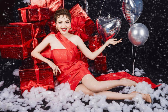 Hàng loạt mỹ nhân Việt ăn mặc gợi cảm đón Giáng Sinh - Hình 3 Hang loat my nhan Viet an mac goi cam don Giang Sinh-Hinh-3