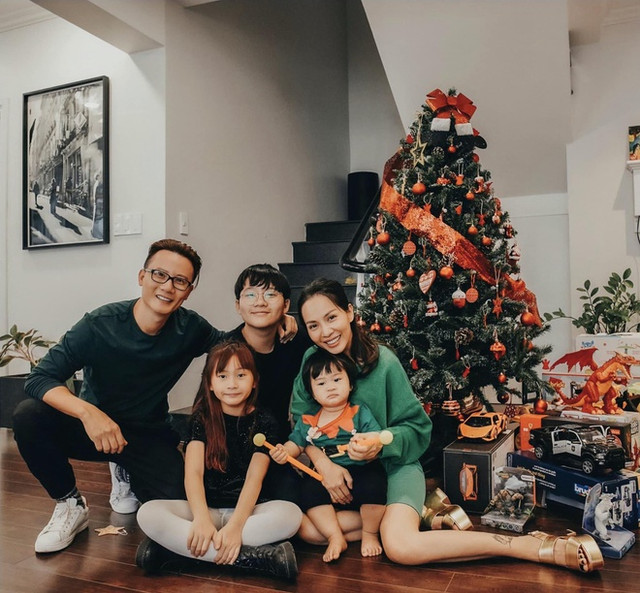 Hàng loạt mỹ nhân Việt ăn mặc gợi cảm đón Giáng Sinh - Hình 11 Hang loat my nhan Viet an mac goi cam don Giang Sinh-Hinh-11