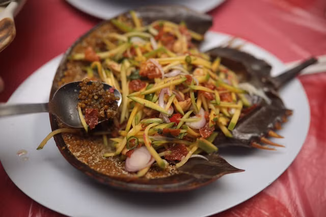 Du khach tai mat voi mon goi trung cua mong ngua o Thai-Hinh-8