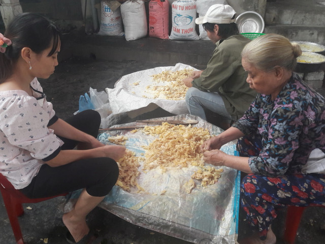 Cận cảnh quy trình làm mứt gừng truyền thống ở Huế phục vụ Tết - Hình 6 Can canh quy trinh lam mut gung truyen thong o Hue phuc vu Tet-Hinh-6