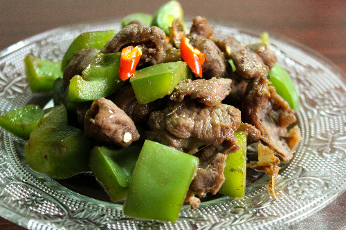 Thịt bò xào ớt xanh giúp trắng da bổ máu, xóa nếp nhăn hiệu quả Thit bo xao ot xanh giup trang da bo mau, xoa nep nhan hieu qua