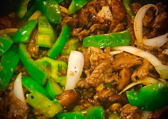 Thit bo xao ot xanh giup trang da bo mau, xoa nep nhan hieu qua-Hinh-2