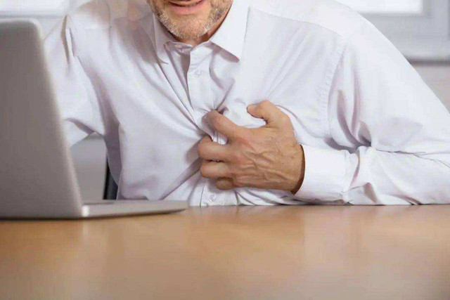 Lưu ý 12 dấu hiệu cảnh báo nhồi máu cơ tim Luu y 12 dau hieu canh bao nhoi mau co tim
