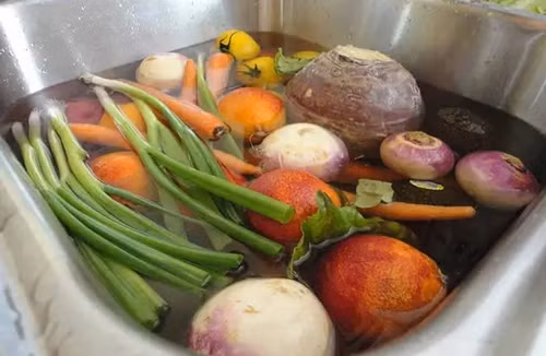 Ngam rau lau trong nuoc co loai bo duoc thuoc tru sau?