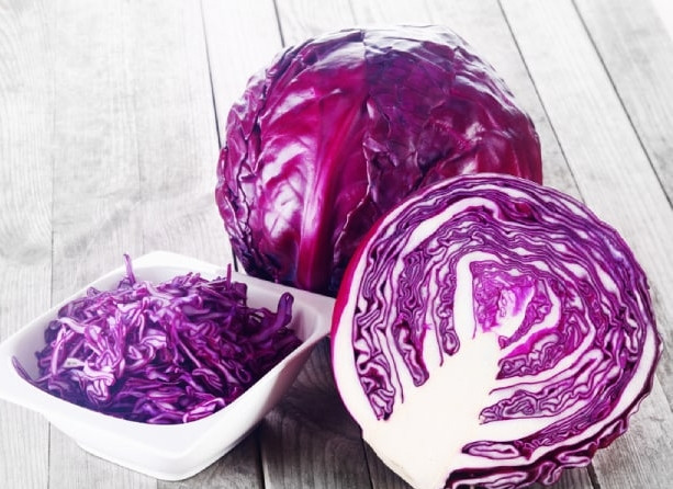 Thực phẩm giàu lợi khuẩn chẳng hạn như như kim chi cải bắp tím sẽ hỗ trợ sức khoẻ đường ruột bằng cách hỗ trợ sự phát triển của vi khuẩn lành mạnh, bảo vệ bạn chống lại hội chứng rò rỉ ruột và tăng cường khả năng miễn dịch.