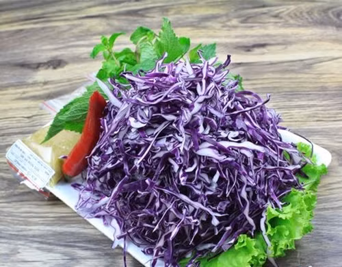 Ngoài ra, bắp cải tím có chứa hàm lượng lớn vitamin A và C. Đây là những chất chống oxy hóa tuyệt vời, giúp làn da luôn mềm mại, trẻ trung và tươi sáng.