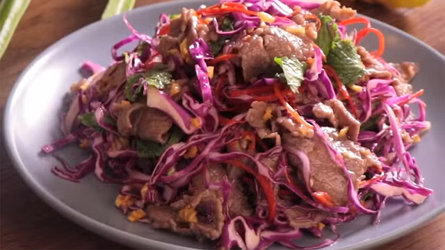 Đặc biệt, bắp cải tím giúp loại bỏ độc tố khỏi cơ thể, ăn nhiều thì cơ thể sẽ được thải độc thường xuyên, mỡ bụng cũng biến mất.