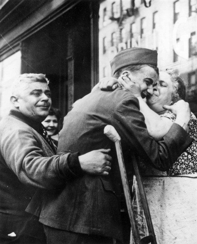 Những hình ảnh xúc động ăn mừng chiến thắng, kết thúc Thế chiến 2 ở châu Âu Nhung hinh anh xuc dong an mung chien thang, ket thuc The chien 2 o chau Au