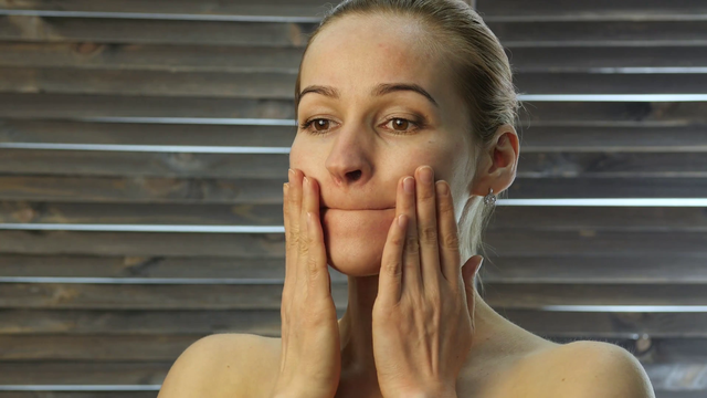 Hạn chế 10 thói quen làm đẹp này, kẻo hối hận khi về già - Hình 4 Han che 10 thoi quen lam dep nay, keo hoi han khi ve gia-Hinh-4