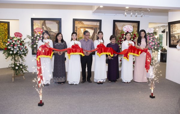 Hoa si Luong Giang ra mat phong tranh Megan Gallery thu 2 o Ha Noi-Hinh-8