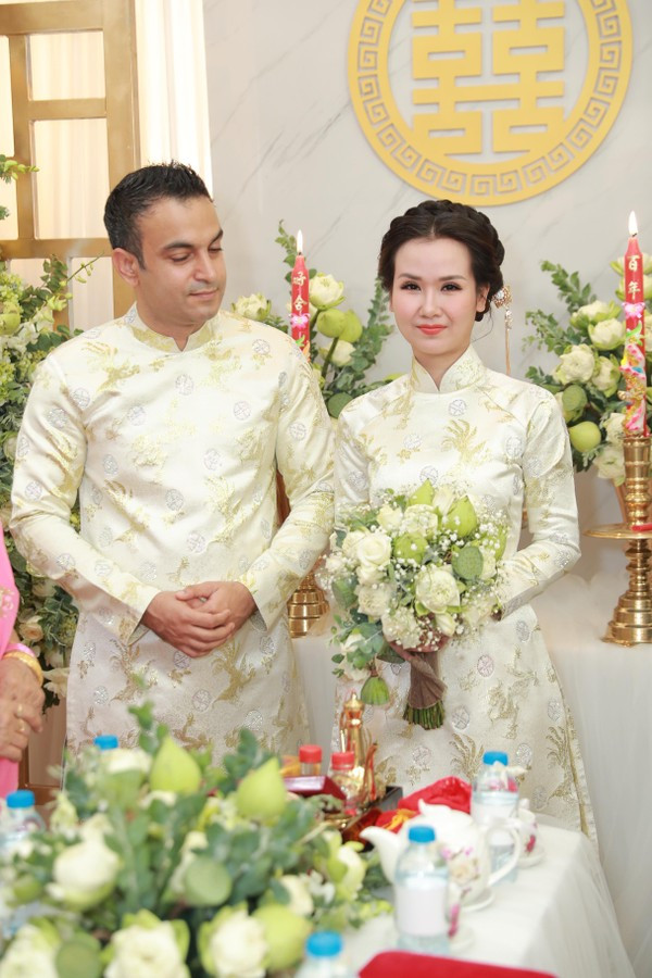 NTK Nhật Dũng - Người chăm lo trang phục cưới truyền thống cho đám cưới Võ Hạ Trâm - Hình 4 NTK Nhat Dung - Nguoi cham lo trang phuc cuoi truyen thong cho dam cuoi Vo Ha Tram-Hinh-4