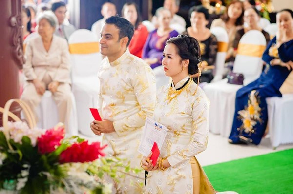 NTK Nhật Dũng - Người chăm lo trang phục cưới truyền thống cho đám cưới Võ Hạ Trâm - Hình 2 NTK Nhat Dung - Nguoi cham lo trang phuc cuoi truyen thong cho dam cuoi Vo Ha Tram-Hinh-2