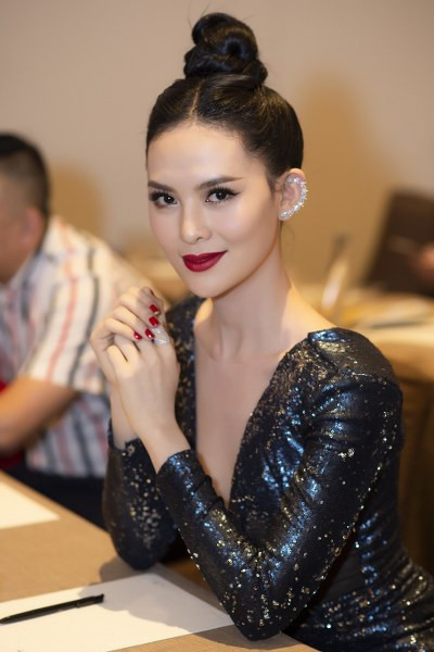 Hoa hậu Sang Lê 'hút mắt' khán giả tại sự kiện công bố cuộc thi Hoa hậu Hoàn vũ Việt Nam 2019 - Hình 3 Hoa hau Sang Le 'hut mat' khan gia tai su kien cong bo cuoc thi Hoa hau Hoan vu Viet Nam 2019-Hinh-3