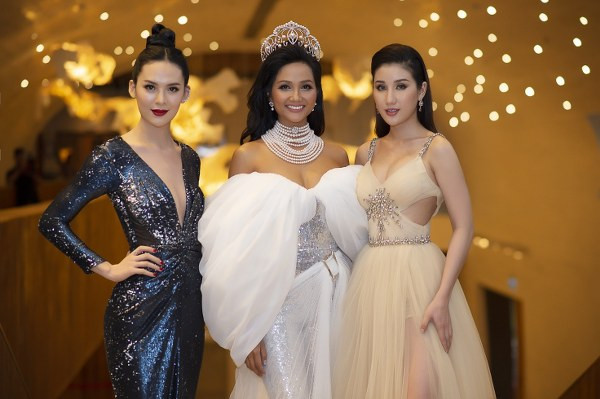 Hoa hậu Sang Lê 'hút mắt' khán giả tại sự kiện công bố cuộc thi Hoa hậu Hoàn vũ Việt Nam 2019 - Hình 6 Hoa hau Sang Le 'hut mat' khan gia tai su kien cong bo cuoc thi Hoa hau Hoan vu Viet Nam 2019-Hinh-6