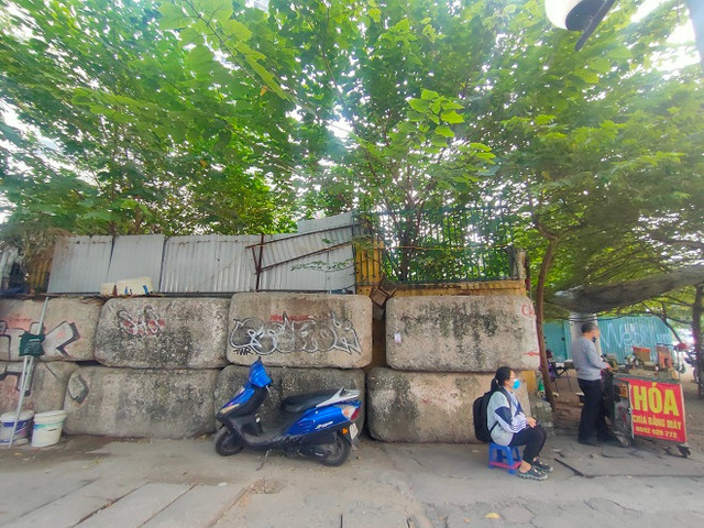 Cỏ hoang phủ đầy trên 'đất vàng' Constrexim Complex ở Hà Nội - Hình 14 Co hoang phu day tren 'dat vang' Constrexim Complex o Ha Noi-Hinh-14