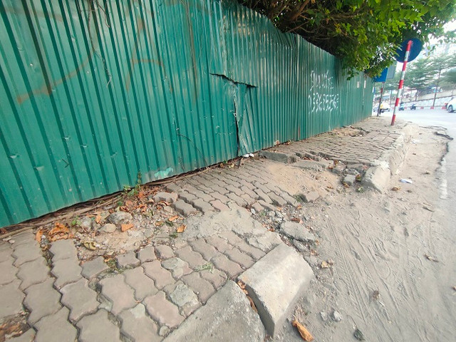 Cỏ hoang phủ đầy trên 'đất vàng' Constrexim Complex ở Hà Nội - Hình 11 Co hoang phu day tren 'dat vang' Constrexim Complex o Ha Noi-Hinh-11