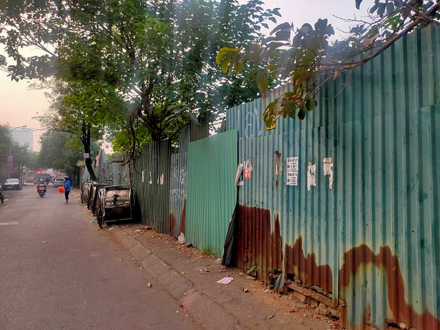 Cỏ hoang phủ đầy trên 'đất vàng' Constrexim Complex ở Hà Nội - Hình 3 Co hoang phu day tren 'dat vang' Constrexim Complex o Ha Noi-Hinh-3