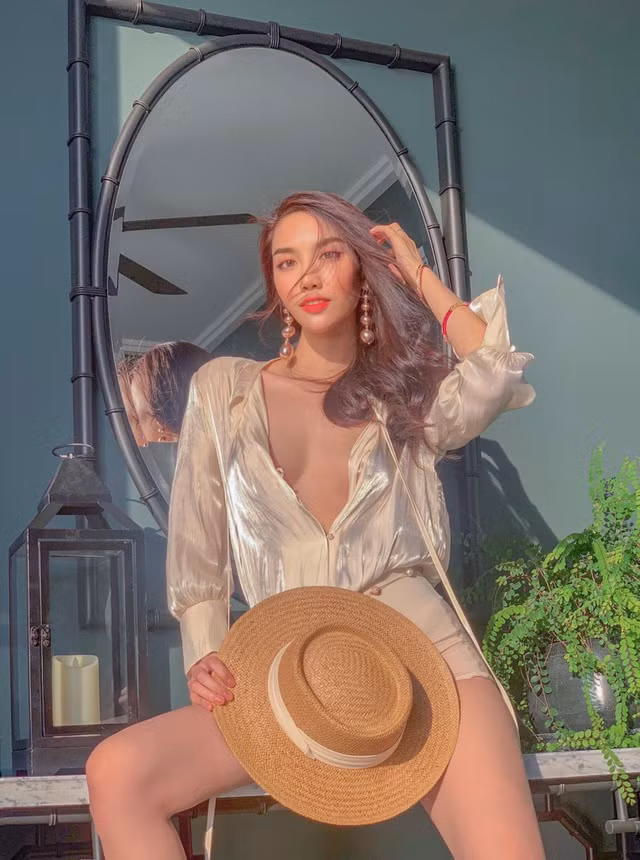 Nguoi dep Lan Khue ngay cang chuong gu an mac goi cam