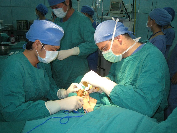 Bác sĩ Bệnh viện Vạn Phúc 1 phẫu thuật chết người: Khi nào cần mổ thoát vị đĩa đệm? - Hình 2 Bac si Benh vien Van Phuc 1 phau thuat chet nguoi: Khi nao can mo thoat vi dia dem?-Hinh-2