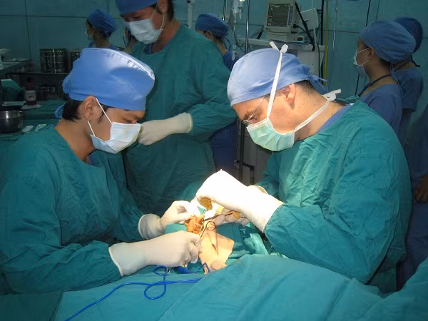 Bac si Benh vien Van Phuc 1 phau thuat chet nguoi: Khi nao can mo thoat vi dia dem?-Hinh-2