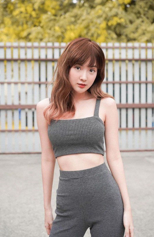 Gu thời trang khoe eo thon gợi cảm của nữ game thủ nổi tiếng Thái Lan - Hình 3 Gu thoi trang khoe eo thon goi cam cua nu game thu noi tieng Thai Lan-Hinh-3