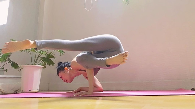 Sĩ Thanh biển diễn các tư thế yoga cực quyến rũ - Hình 12 Si Thanh bien dien cac tu the yoga cuc quyen ru-Hinh-12