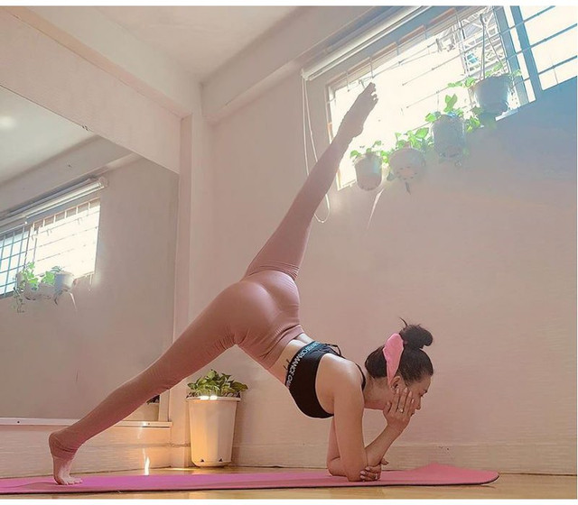 Sĩ Thanh biển diễn các tư thế yoga cực quyến rũ Si Thanh bien dien cac tu the yoga cuc quyen ru
