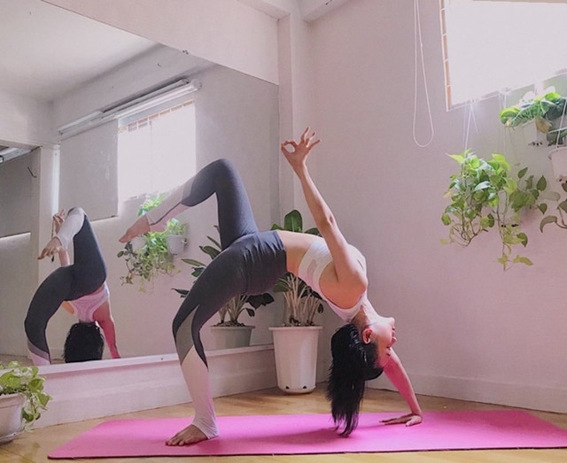 Sĩ Thanh biển diễn các tư thế yoga cực quyến rũ - Hình 11 Si Thanh bien dien cac tu the yoga cuc quyen ru-Hinh-11