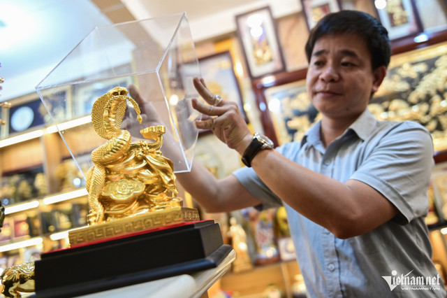 Năm Tỵ, nhiều linh vật rắn mạ vàng độc đáo giá đắt đỏ Nam Ty, nhieu linh vat ran ma vang doc dao gia dat do