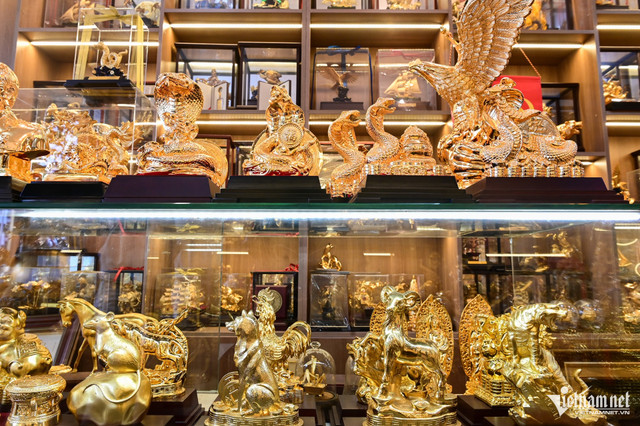 Năm Tỵ, nhiều linh vật rắn mạ vàng độc đáo giá đắt đỏ - Hình 9 Nam Ty, nhieu linh vat ran ma vang doc dao gia dat do-Hinh-9