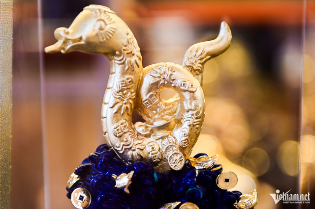 Năm Tỵ, nhiều linh vật rắn mạ vàng độc đáo giá đắt đỏ - Hình 4 Nam Ty, nhieu linh vat ran ma vang doc dao gia dat do-Hinh-4