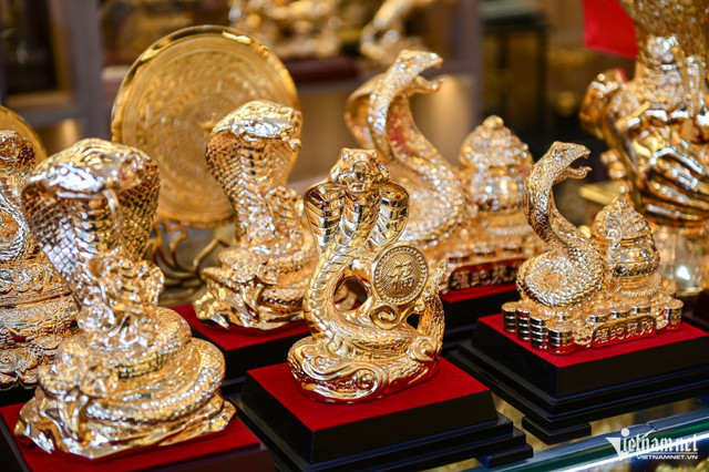 Năm Tỵ, nhiều linh vật rắn mạ vàng độc đáo giá đắt đỏ - Hình 2 Nam Ty, nhieu linh vat ran ma vang doc dao gia dat do-Hinh-2